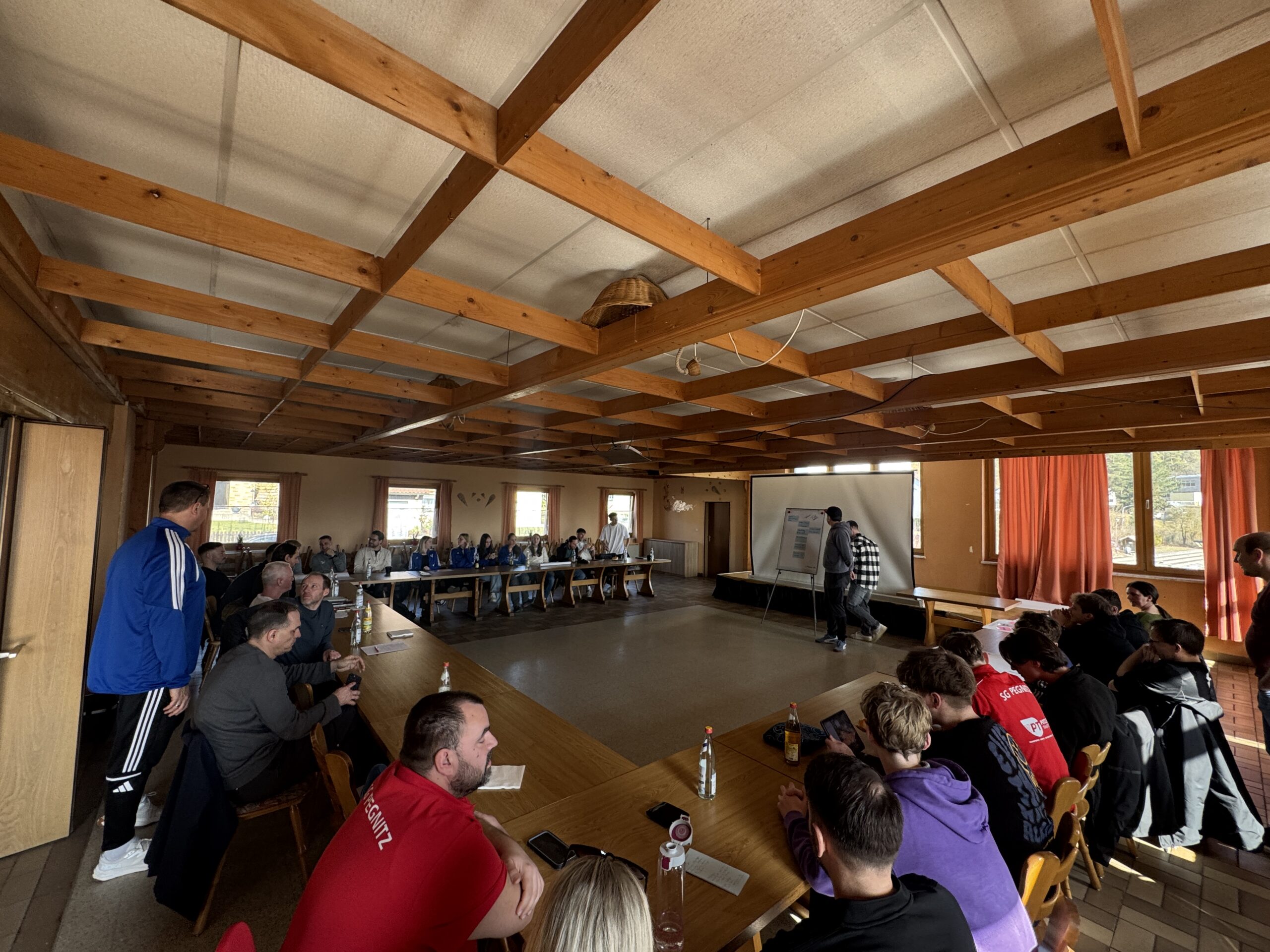 Mitglieder und Trainer der SG Stadt Pegnitz beim Workshop mit sieben Themengruppen zur Zukunftsgestaltung des Vereins